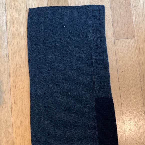 Italian made Trussardi & Jeans dark grey merino wool scarf - Picture 8 of 8